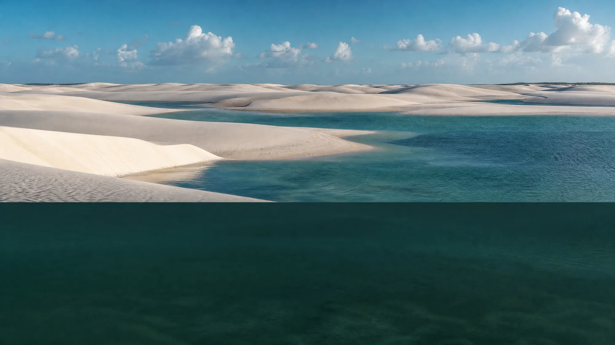 Entdecken Sie 155.000 Hektar sanft geschwungene weiße Dünen und saisonale Süßwasserlagunen. Der Zugang erfordert einen obligatorischen autorisierten 4x4-Transport ab Barreirinhas.
